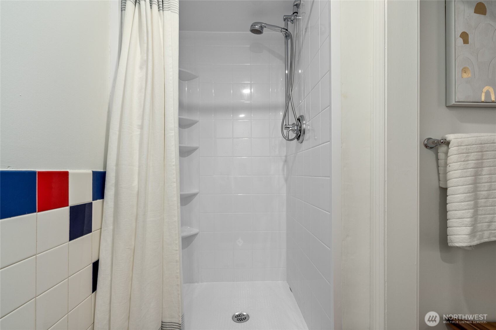 5 Wembley Lane Mercer Island, WA 98040 - Photo 29 of 40 a bathroom with a shower