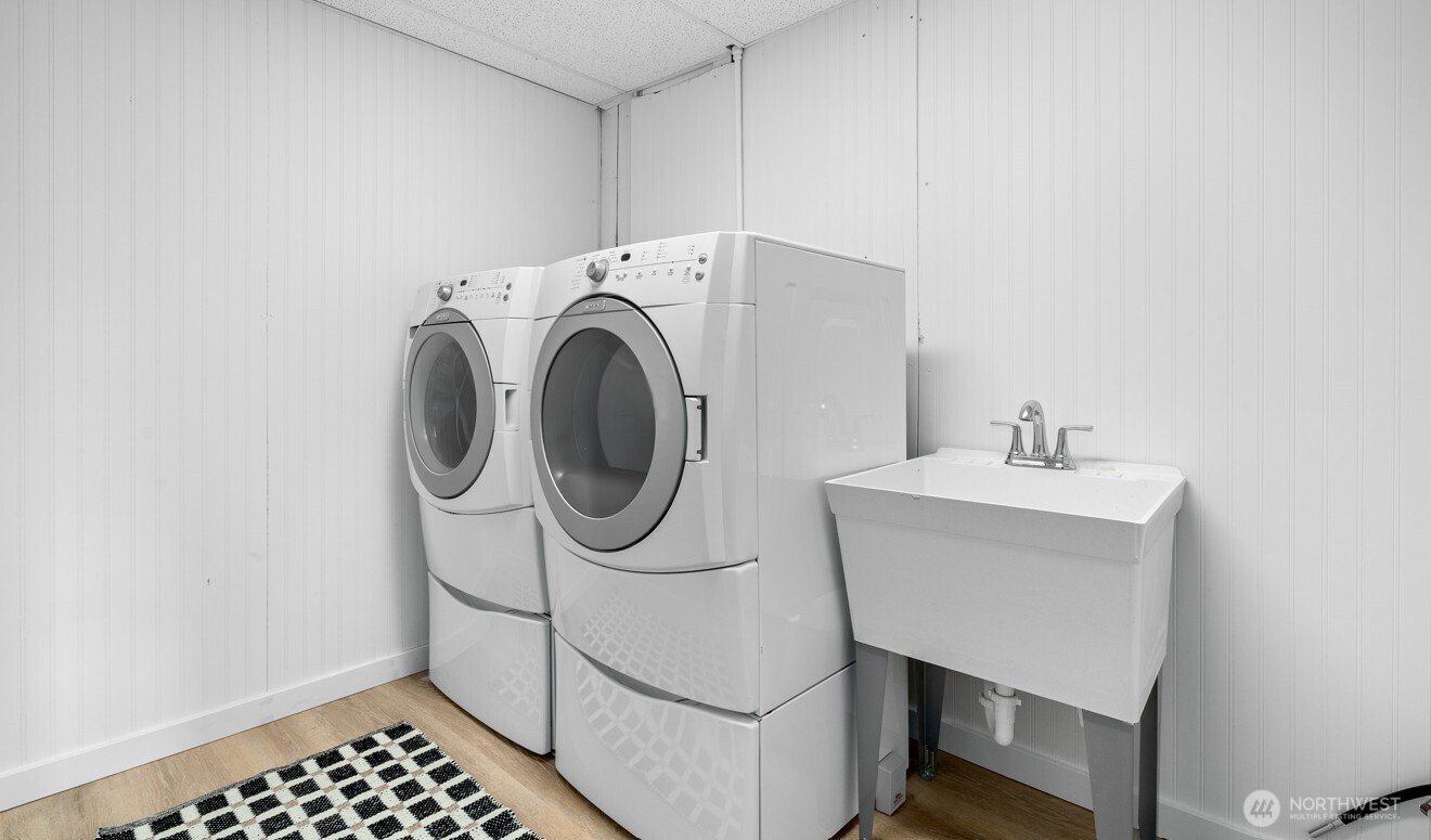5 Wembley Lane Mercer Island, WA 98040 - Photo 30 of 40 a utility room with dryer and washer