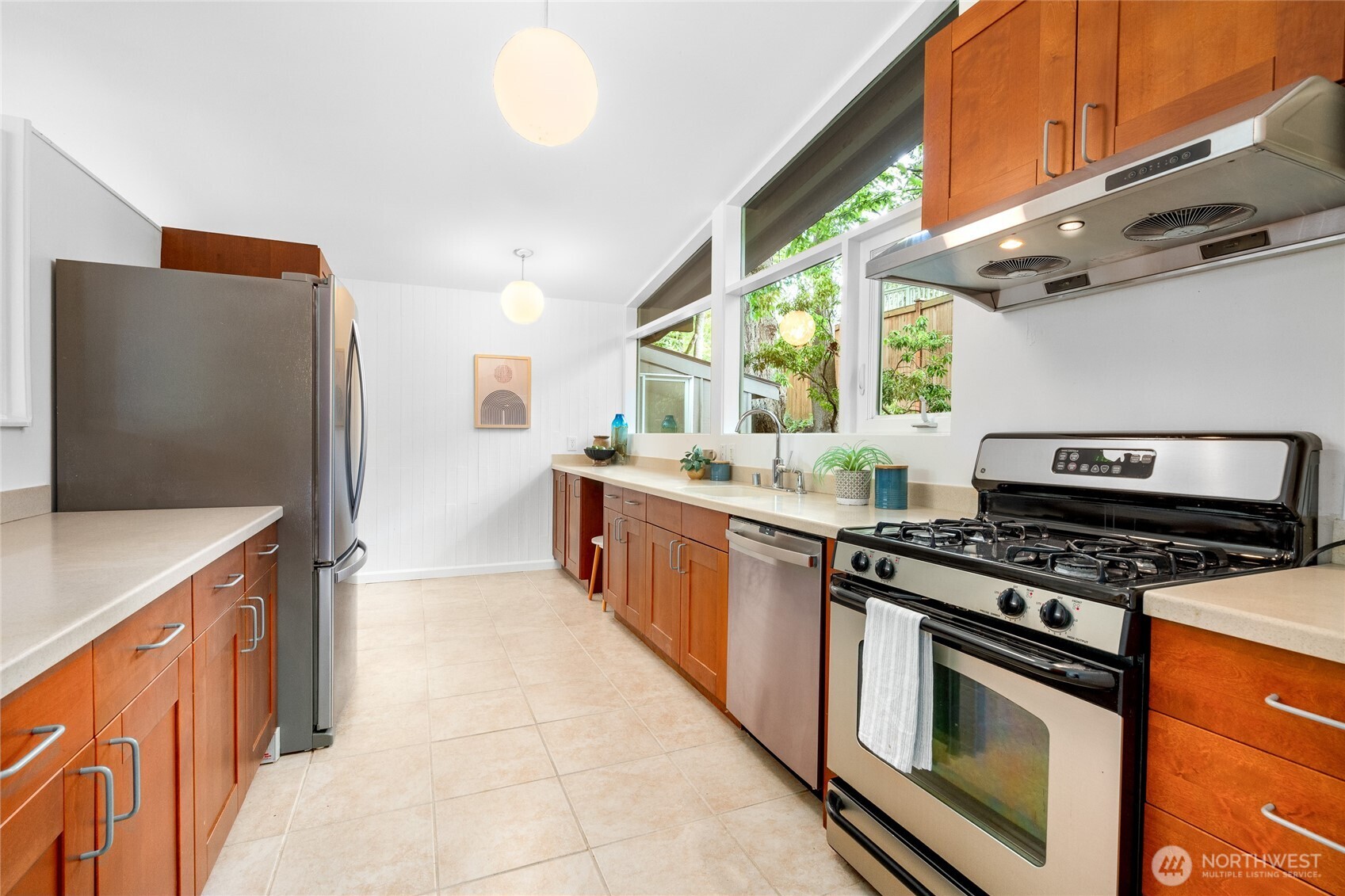 5 Wembley Lane Mercer Island, WA 98040 - Photo 7 of 40 a kitchen with stainless steel appliances a stove a sink and a refrigerator