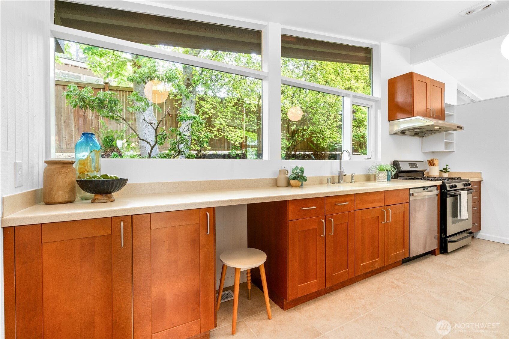 5 Wembley Lane Mercer Island, WA 98040 - Photo 10 of 40 a kitchen with a table chairs sink and cabinets