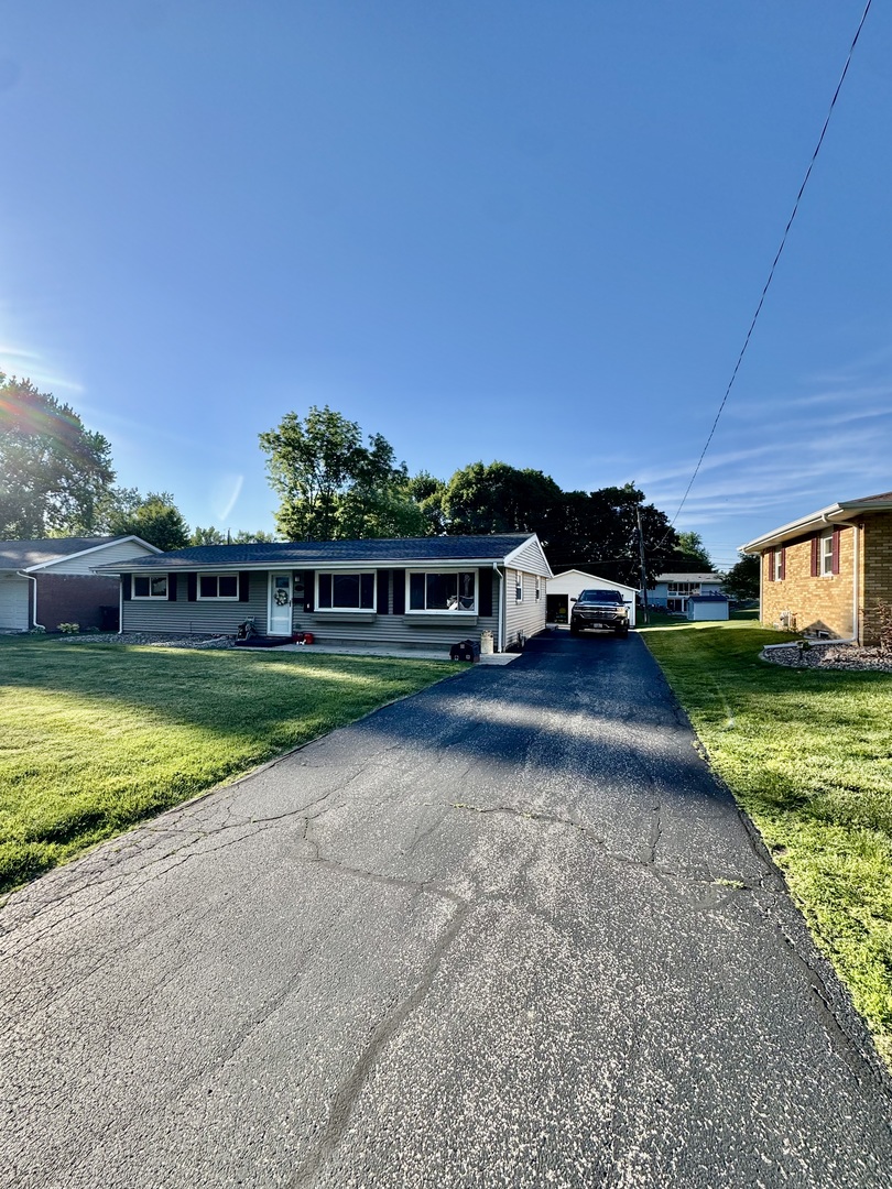 326 Rowe Drive Bloomington, IL 61701 - Photo 2 of 20