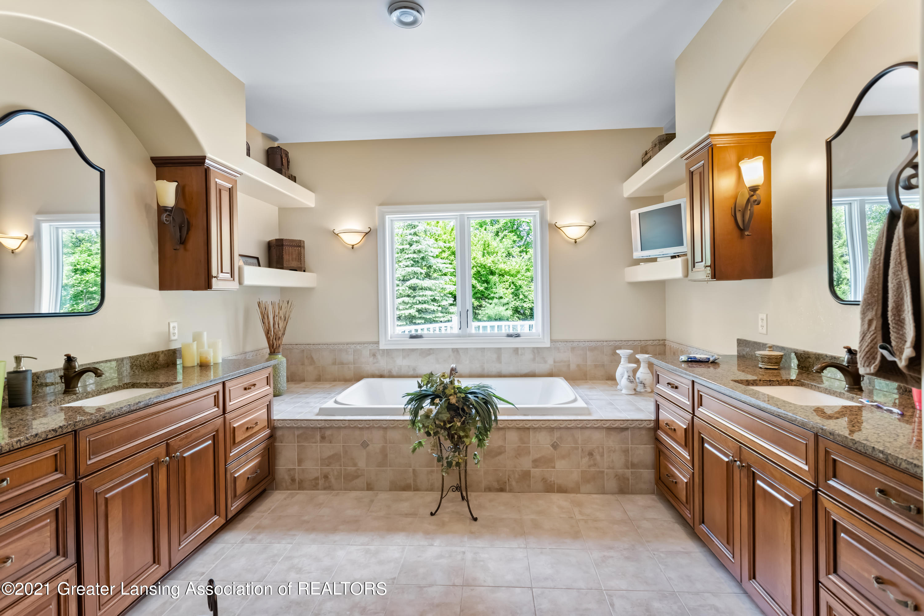910 Abbey Road East Lansing, MI 48823 - Photo 23 of 57 Owners bathroom