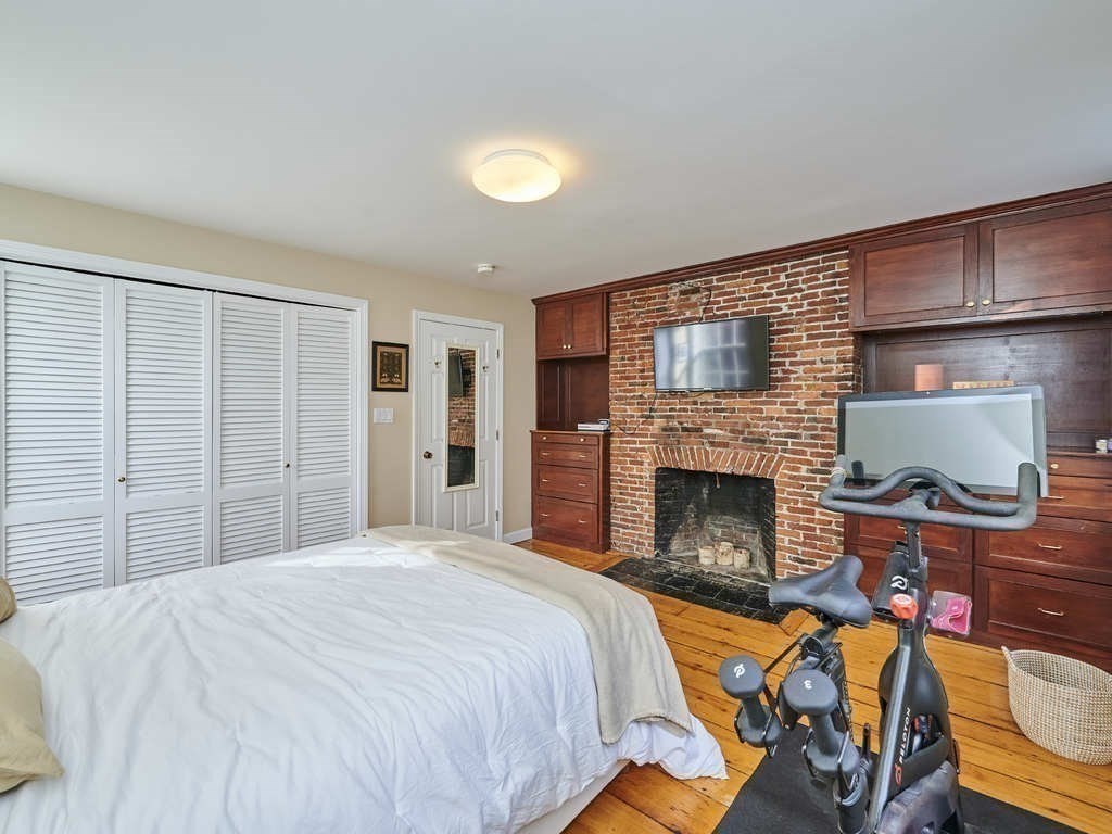65 Pinckney Street, Unit 3 Boston, MA 02114 - Photo 9 of 14 a bedroom with a bed and a fireplace