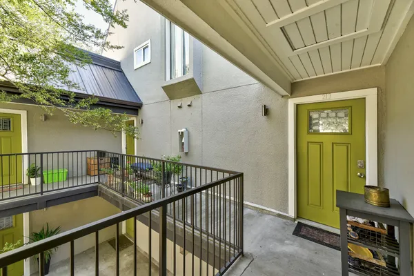 $1,600 | 935 La Posada Drive, Unit 213, Austin, TX 78752