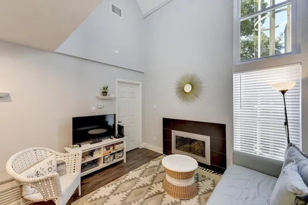 $1,600 | 935 La Posada Drive, Unit 213, Austin, TX 78752