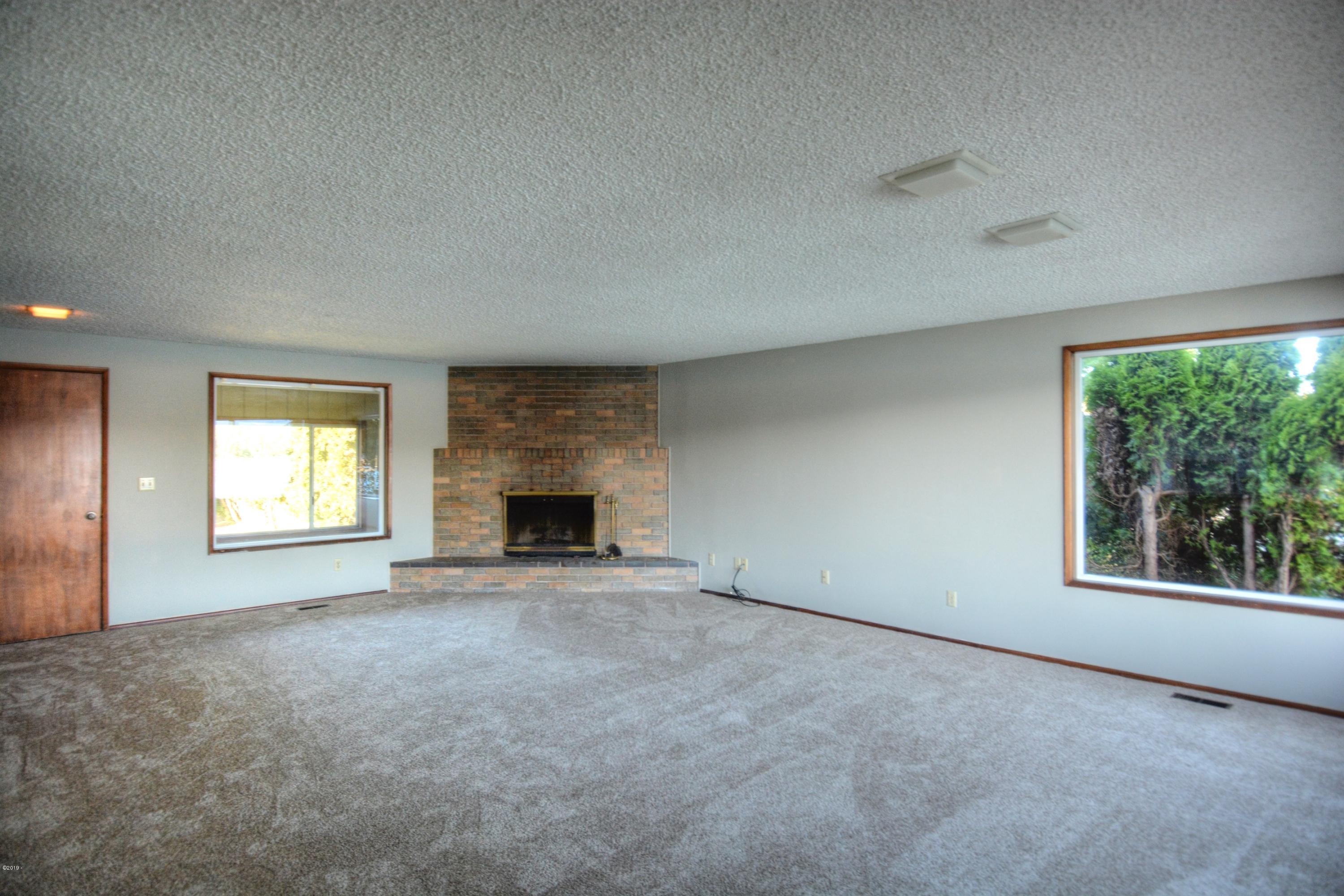 507 Southeast Moffitt Road Waldport, OR 97394 - Photo 5 of 30 Living room.,.