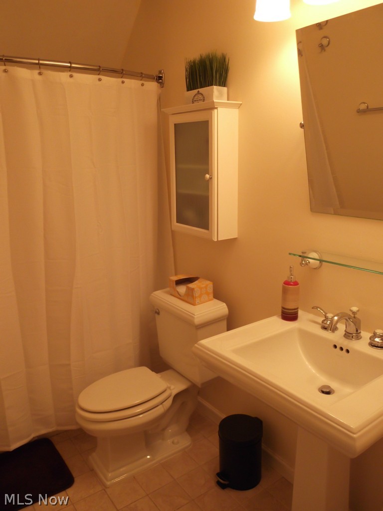 7277 Auburn Road Painesville, OH 44077 - Photo 20 of 21 2ND FLOOR BATHROOM