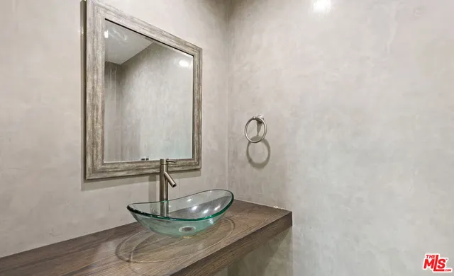 $5,225 | 14528 Killion Street, Sherman Oaks, CA 91411