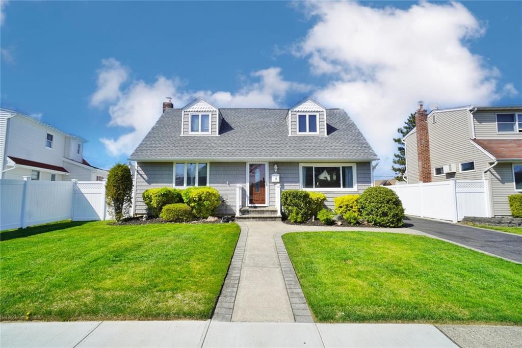19 Derby Road Hicksville, NY 11801 - Photo 1 of 44 Gallery Image 1