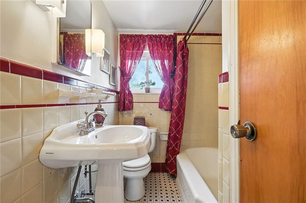 10205 Pearl Road Pittsburgh, PA 15235 - Photo 25 of 38 2nd floor full bath