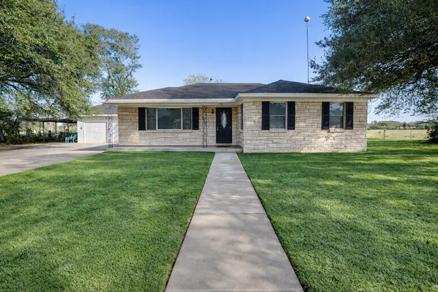 $1,550 | 942 Highway 60, East Bernard, TX 77435