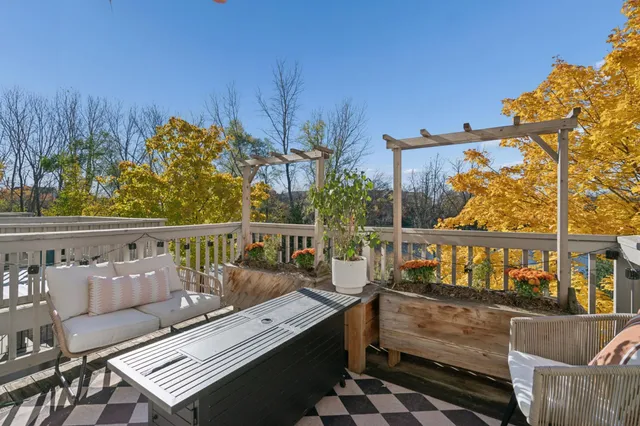 $425,000 | 9816 Cove Drive, Minnetonka, MN 55305