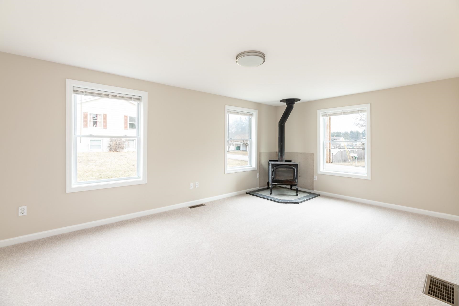 25 State Street Rochester, NH 03867 - Photo 6 of 32