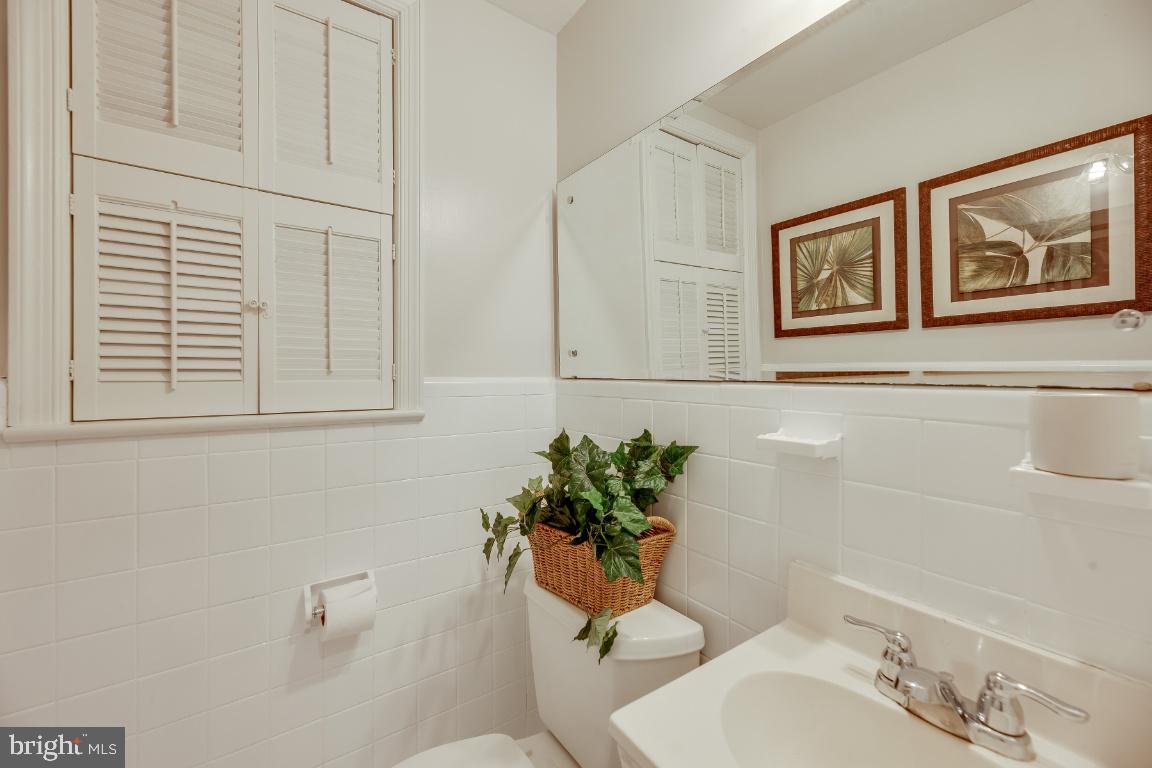 611 Forest Glen Road Silver Spring, MD 20901 - Photo 18 of 36 Main floor half bath