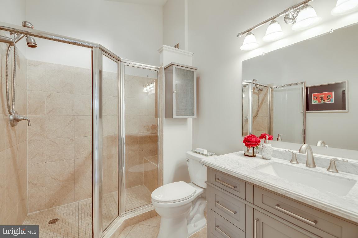 611 Forest Glen Road Silver Spring, MD 20901 - Photo 22 of 36 Primary bath