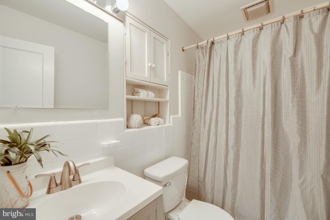 611 Forest Glen Road Silver Spring, MD 20901 - Photo 27 of 36 Bath two