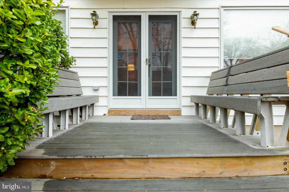 611 Forest Glen Road Silver Spring, MD 20901 - Photo 34 of 36 Dual level rear patio
