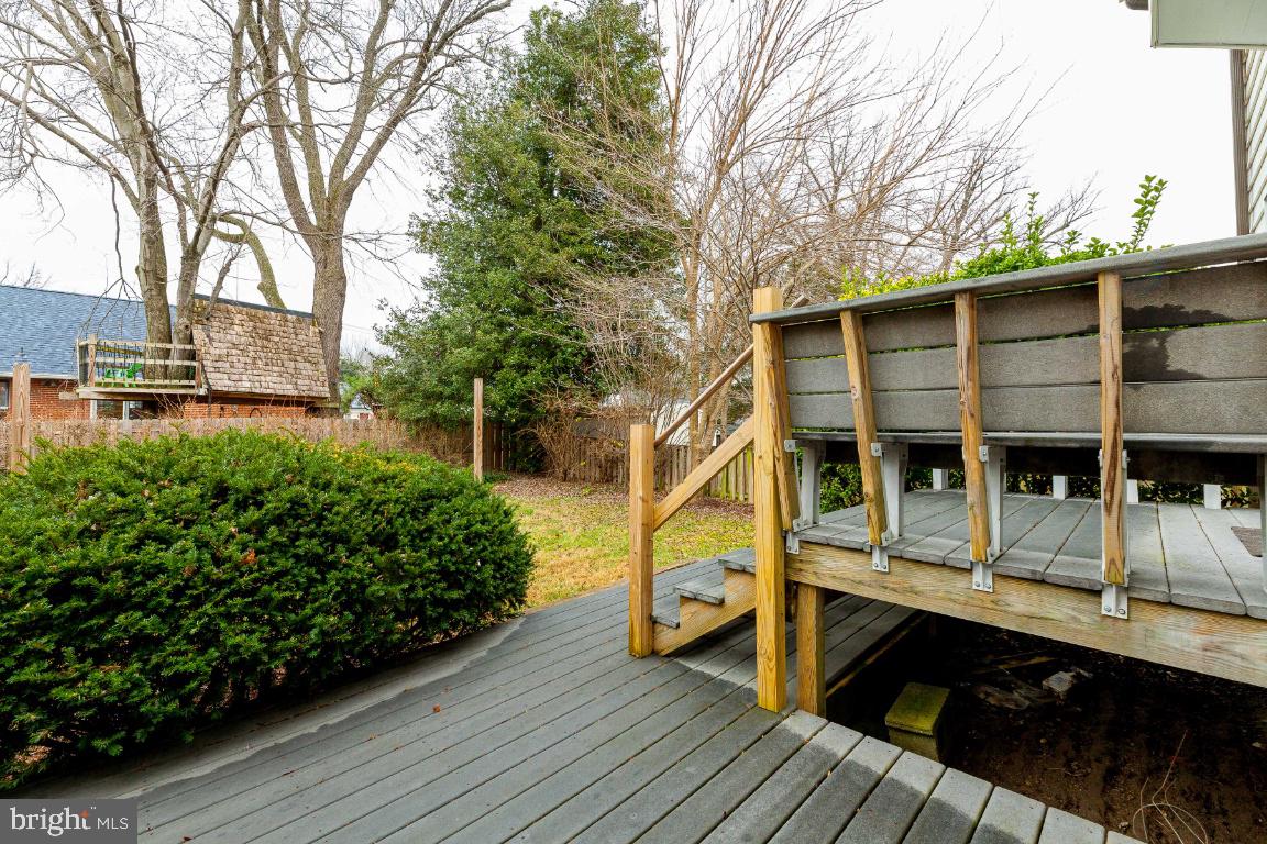 611 Forest Glen Road Silver Spring, MD 20901 - Photo 35 of 36 Dual level rear patio