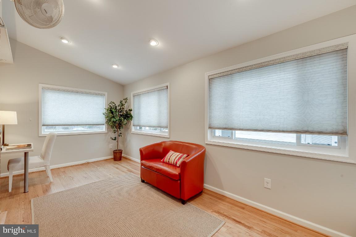 611 Forest Glen Road Silver Spring, MD 20901 - Photo 7 of 36 Main floor office