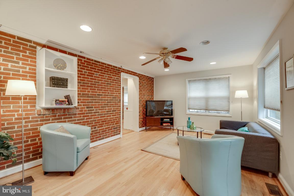 611 Forest Glen Road Silver Spring, MD 20901 - Photo 9 of 36 Expansive family room