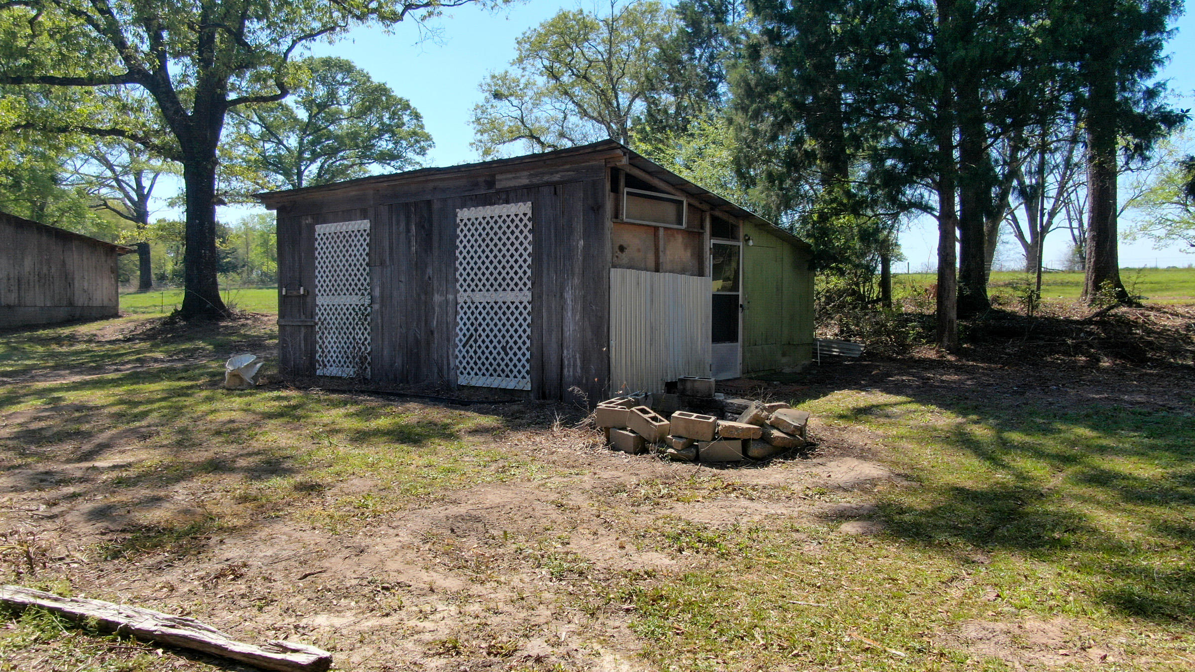 36 Williams Road DeFuniak Springs, FL 32433 - Photo 36 of 40 a backyard of a house with table and chairs