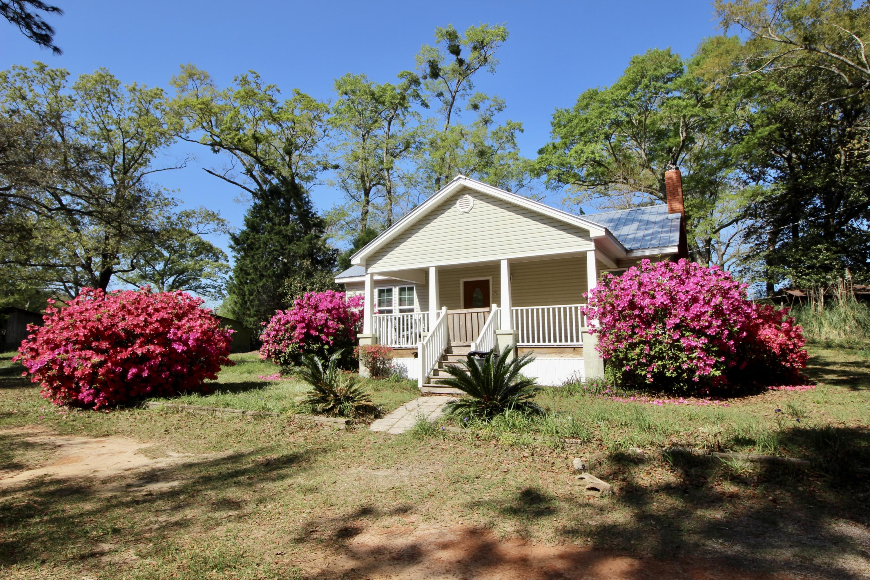 36 Williams Road DeFuniak Springs, FL 32433 - Photo 5 of 40 a front view of a house with a yard
