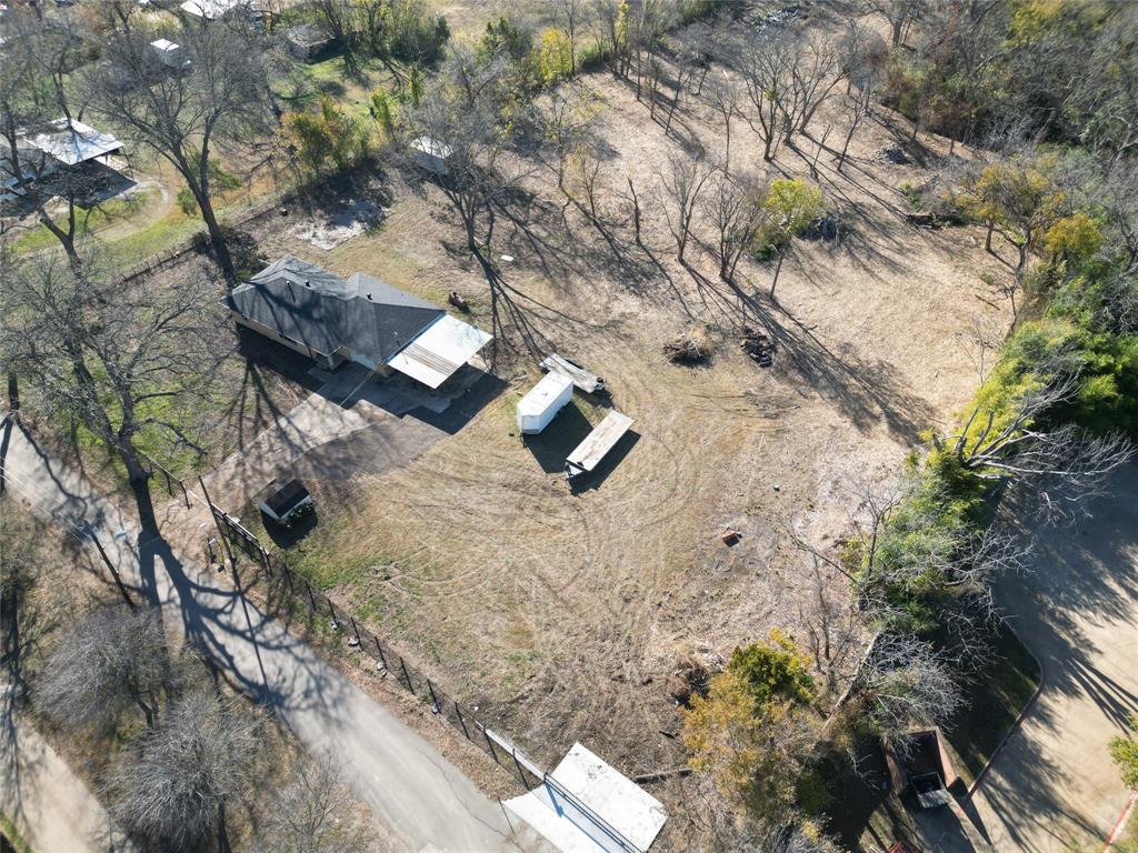425 Chesier Road Lancaster, TX 75146 - Photo 2 of 15 a backyard of a house with lots of green space