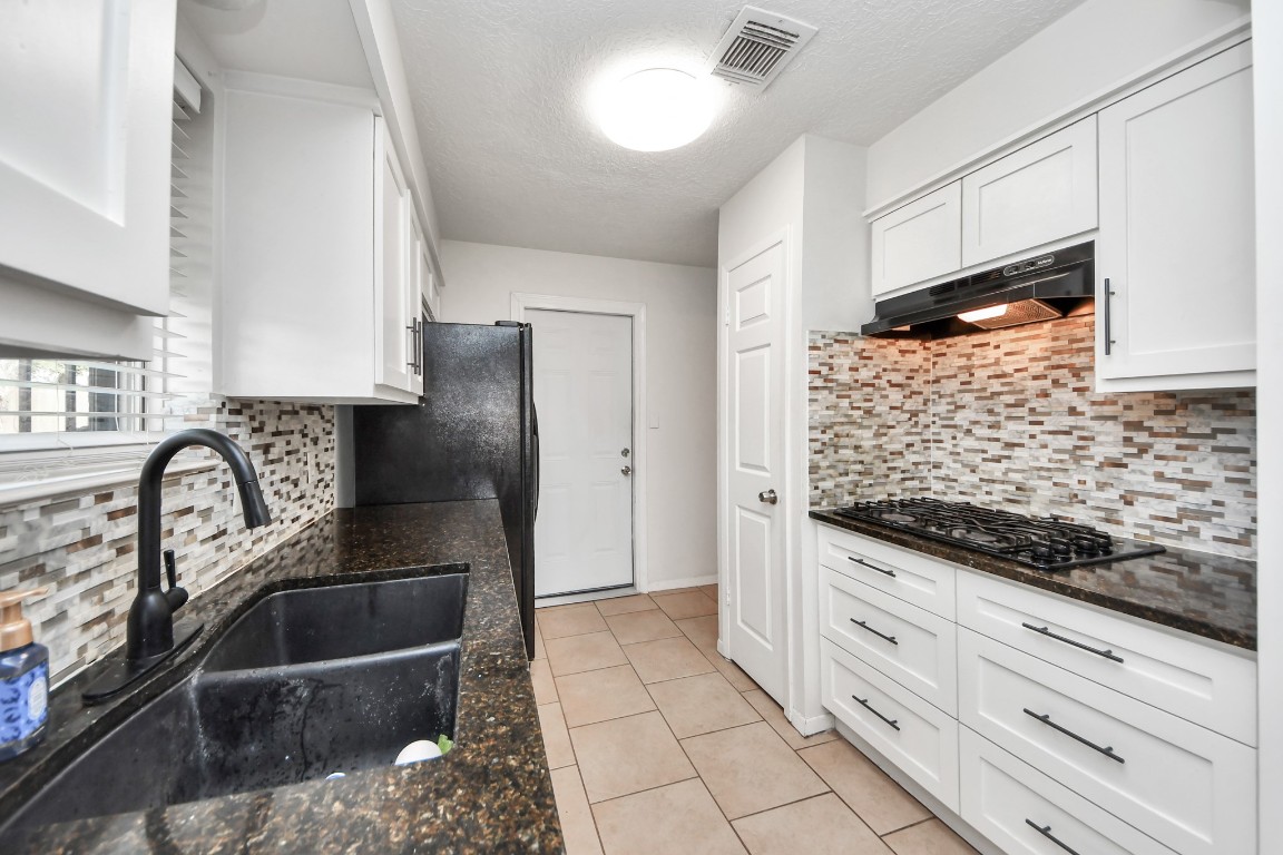 1415 Parry-Sound Pasadena, TX 77504 - Photo 17 of 39 a kitchen with stainless steel appliances granite countertop a refrigerator and a stove