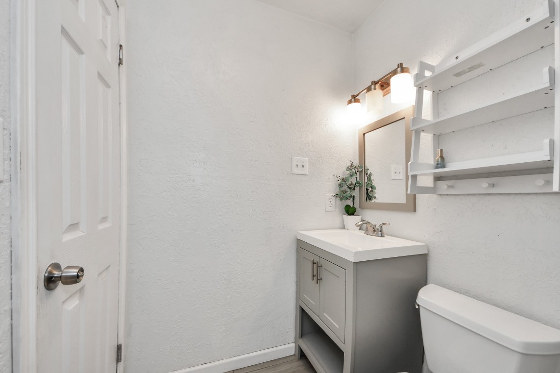 1415 Parry-Sound Pasadena, TX 77504 - Photo 20 of 39 a bathroom with a sink toilet and vanity