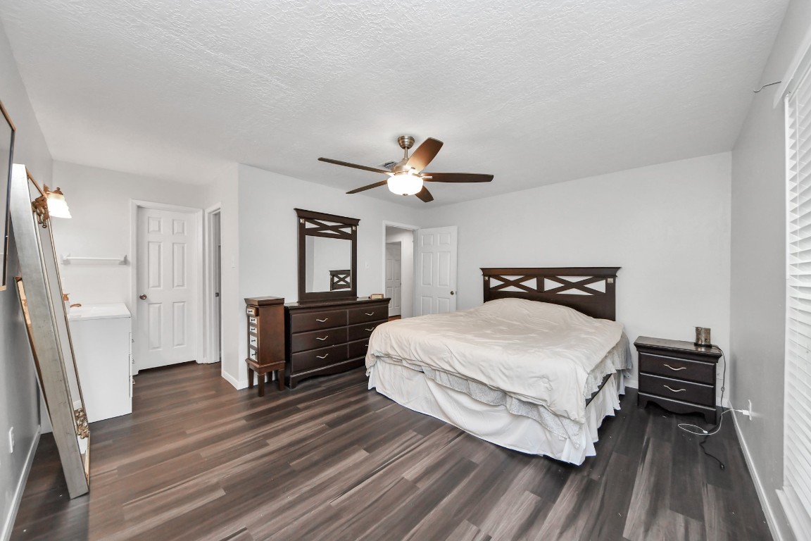 1415 Parry-Sound Pasadena, TX 77504 - Photo 21 of 39 a bedroom with a bed and a dresser