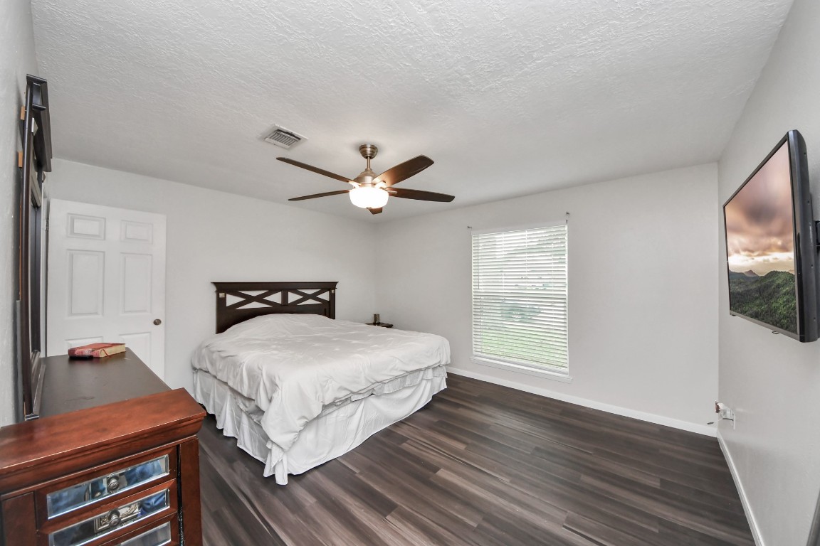 1415 Parry-Sound Pasadena, TX 77504 - Photo 22 of 39 a bedroom with a bed and a flat screen tv