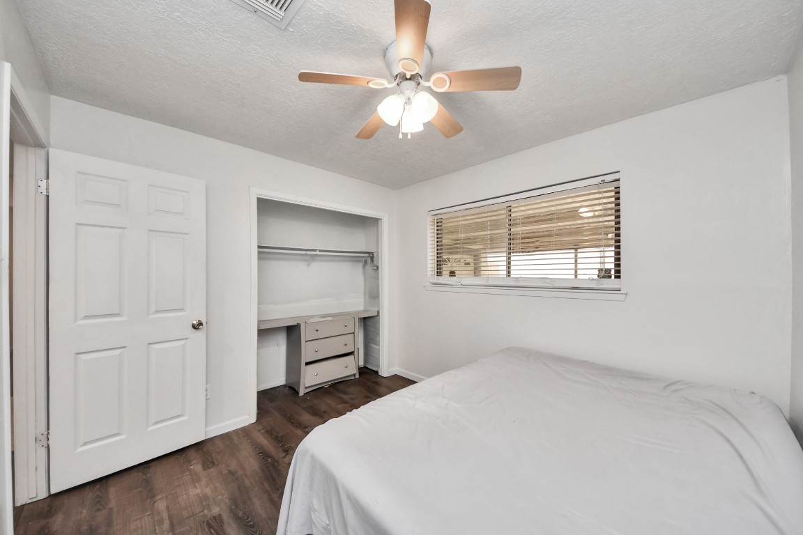 1415 Parry-Sound Pasadena, TX 77504 - Photo 29 of 39 a bedroom with a bed and a window