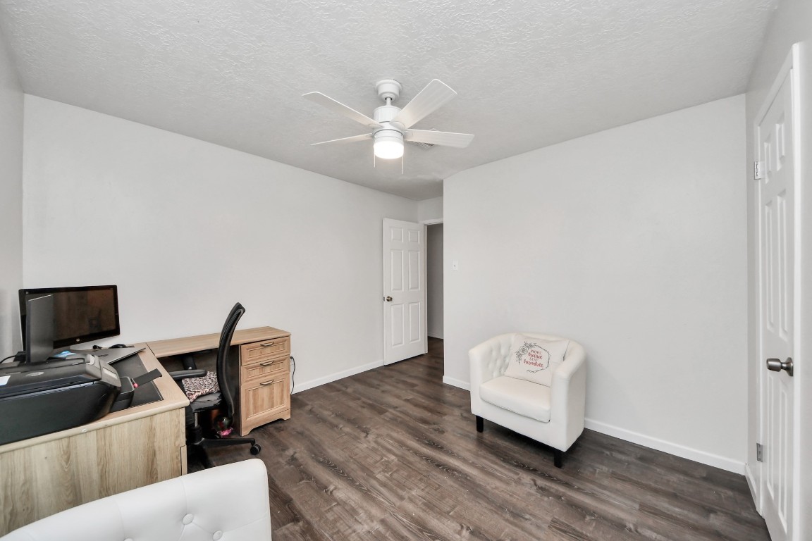 1415 Parry-Sound Pasadena, TX 77504 - Photo 31 of 39 a view of a livingroom with furniture and a ceiling fan