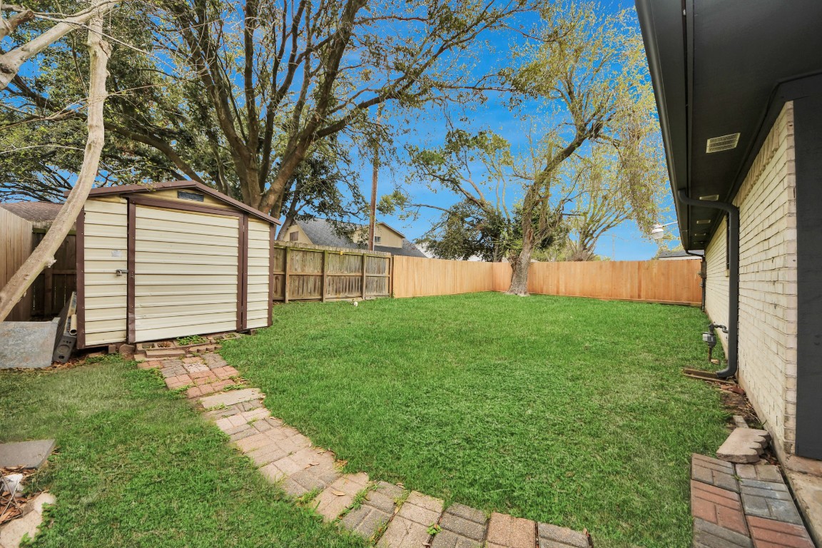 1415 Parry-Sound Pasadena, TX 77504 - Photo 35 of 39 a view of a backyard with a garden