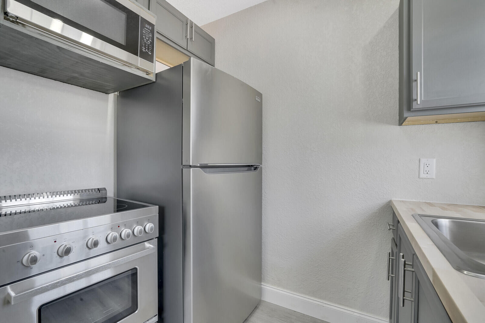 1001 South Federal Highway, Unit 3 Lake Worth Beach, FL 33460 - Photo 8 of 12 a view of washer and dryer
