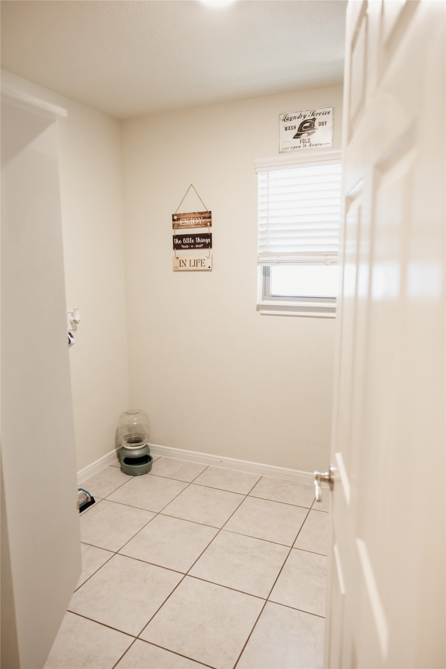 6438 Grapevine Bend Manvel, TX 77578 - Photo 21 of 36 Spacious Walk in Pantry/ Laundry Combo