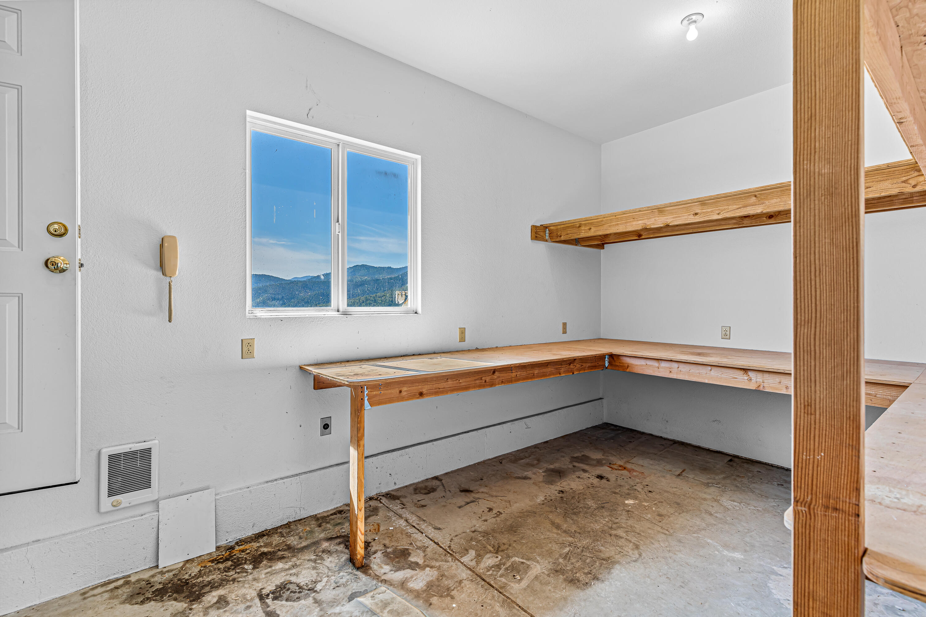 4655 Andrews Road Medford, OR 97501 - Photo 19 of 28 Heated Shop