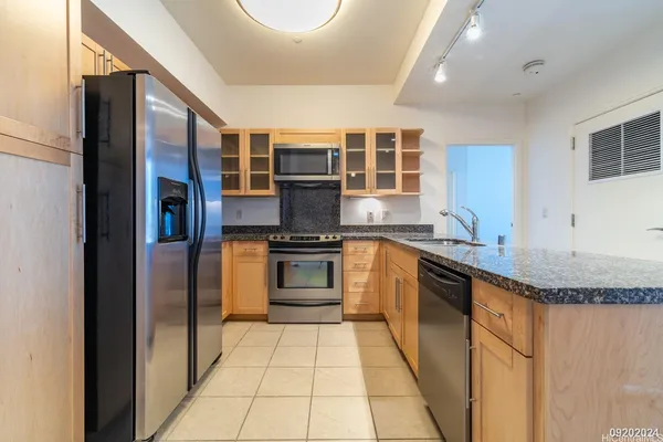 $4,300 | 600 Queen Street, Unit 4201, Honolulu, HI 96813