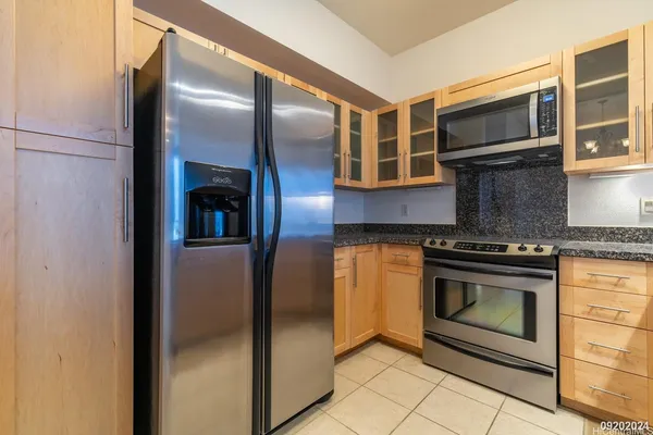 $4,300 | 600 Queen Street, Unit 4201, Honolulu, HI 96813