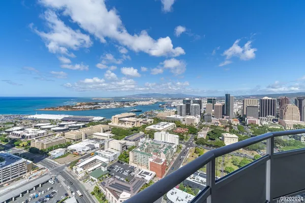 $4,300 | 600 Queen Street, Unit 4201, Honolulu, HI 96813