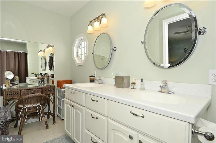 10218 Vale Road Vienna, VA 22181 - Photo 15 of 30 Bath (Master)