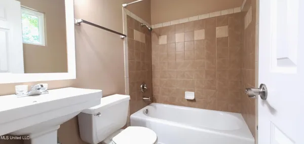 $1,800 | 230 Saratoga Drive, Ocean Springs, MS 39564