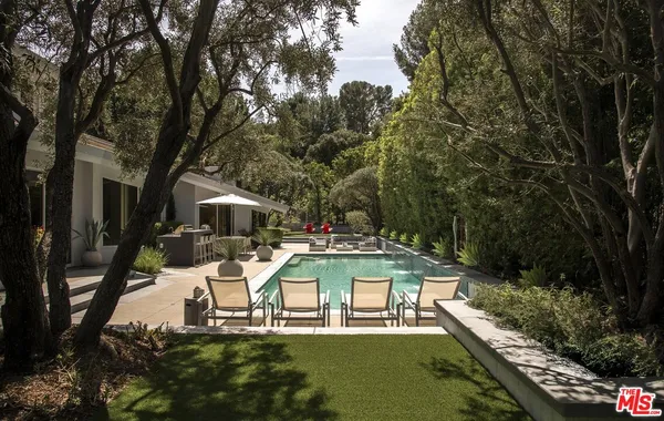 a view of a backyard