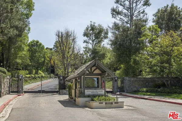 a view of a pathway covered with wooden fence