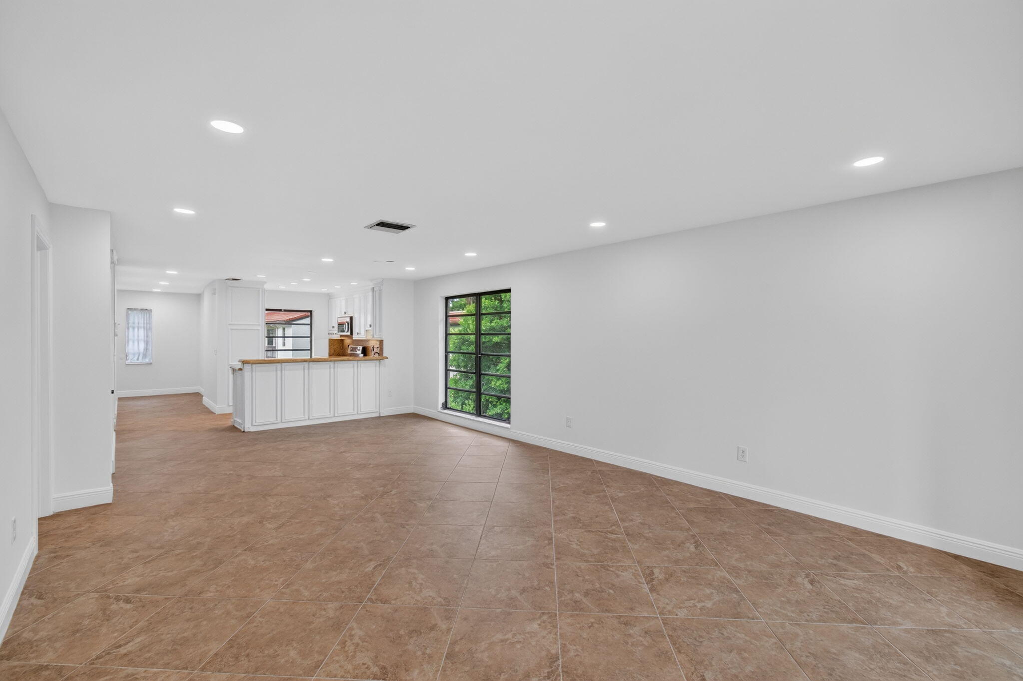 8460 Casa Del Lago, Unit 25B Boca Raton, FL 33433 - Photo 28 of 57 LIVING/DINING
