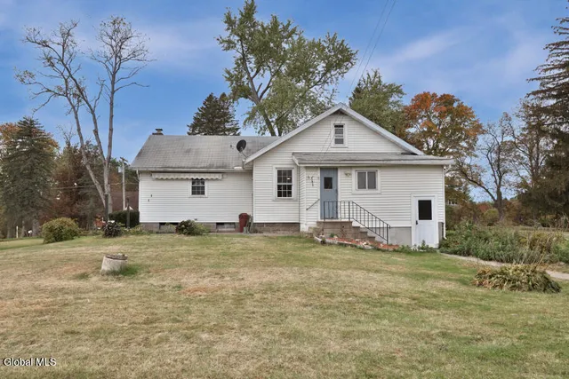 $2,300 | 2415 West Old State Road, Schenectady, NY 12306