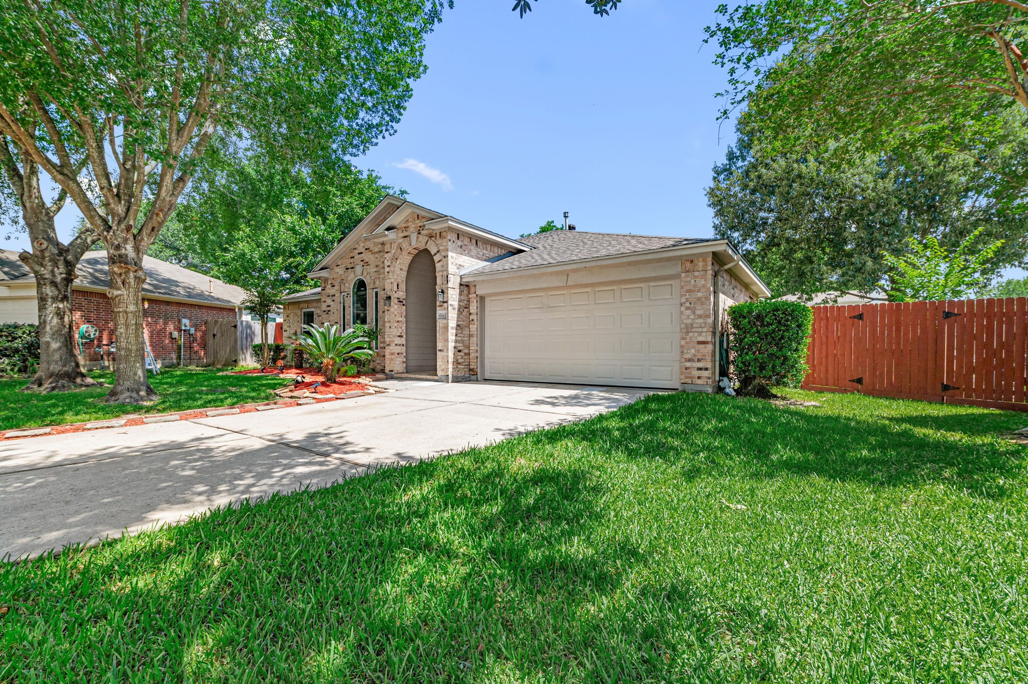 6115 Caroline Green Court Spring, TX 77373 - Photo 2 of 32