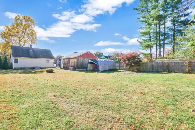 a view of a backyard