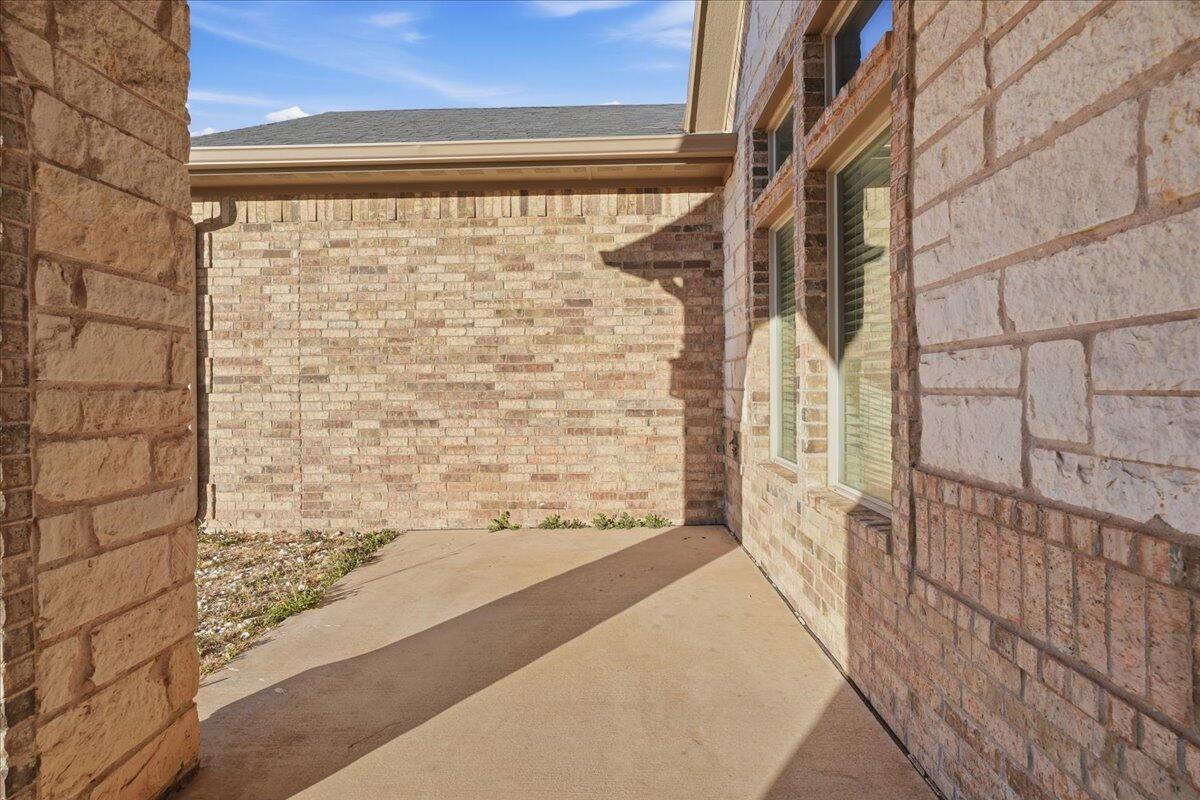 7612 59th Street Lubbock, TX 79407 - Photo 4 of 42 a view of a bathroom