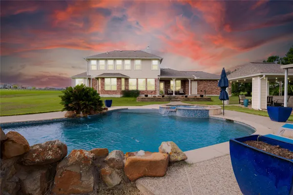 $955,000 | 92 Canyon Run Boulevard, Huntsville, TX 77320